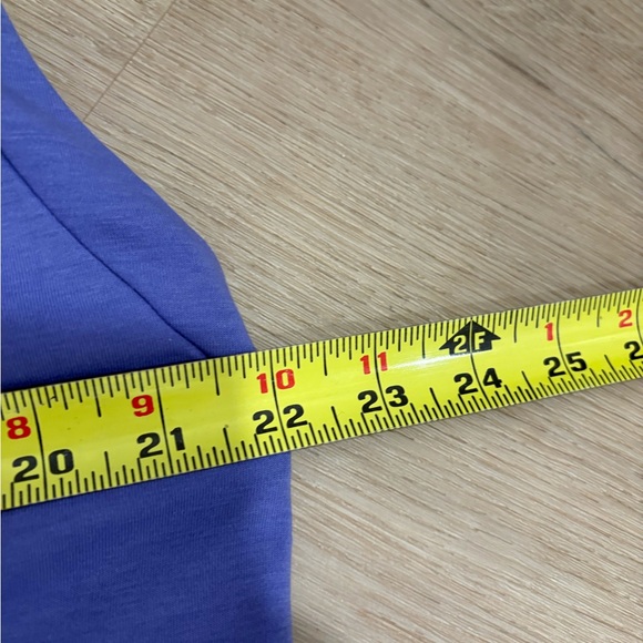 On Running Women's Focus Crop in Purple size medium - Picture 9 of 11